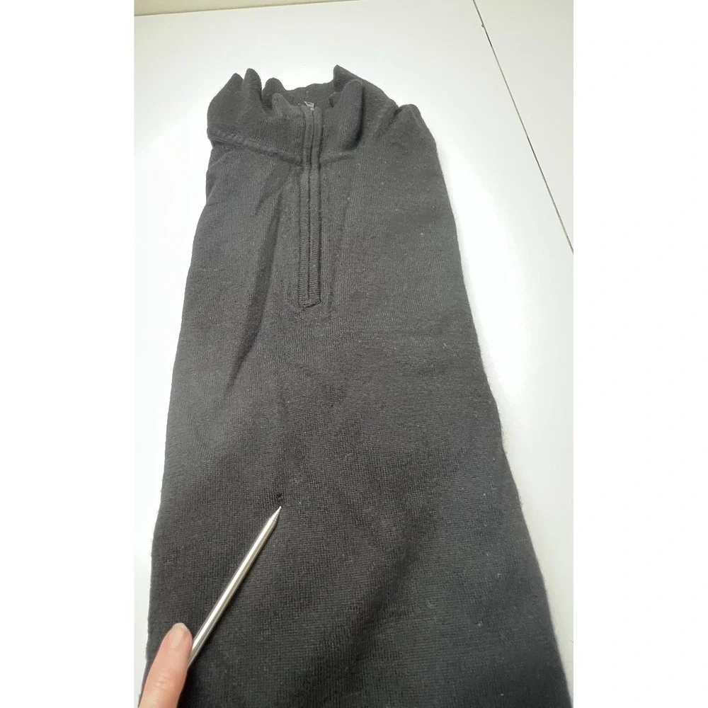 Banana Republic small hole